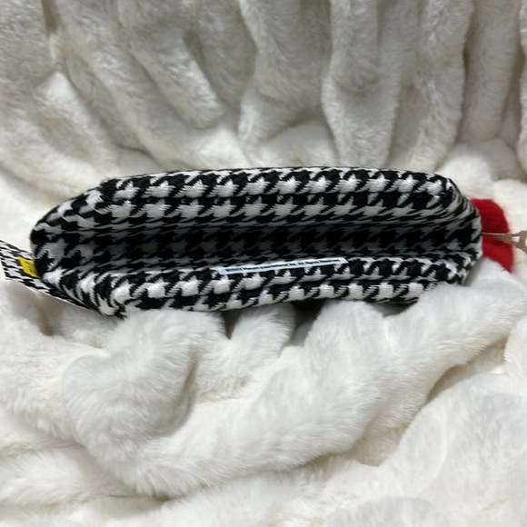 Revolution Emily in Paris City of Love Eyeshadow Palette & Bag Set - Picture 9 of 9